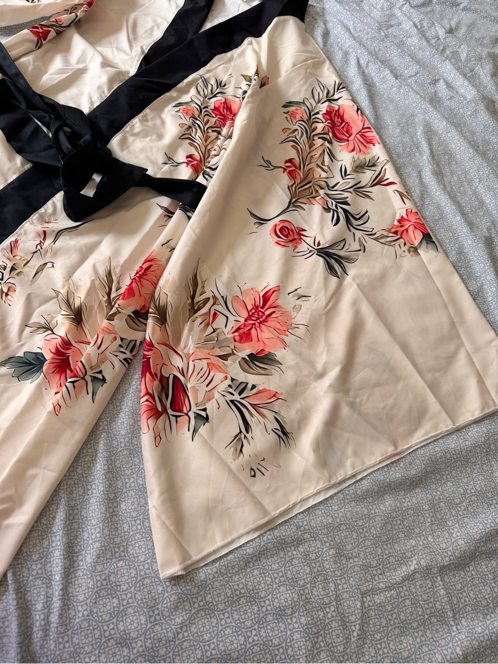 Elegant Floral Cream Kimono Robe with Black Trim - Picture 8 of 8